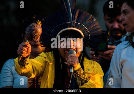 6 juin 2023, brasília, Brésil : Célia Xakriabà, première femme autochtone à être adjointe fédérale, parle pendant la manifestation. Entre 5th et 7th juin, des manifestants autochtones ont organisé une mobilisation nationale contre PL490/PL2903, connue sous le nom de Marco Temporal. Discuté depuis 2007, traitant des territoires autochtones et de leurs droits fonciers. Ce projet défend qu'avant 1988, quand la nouvelle constitution brésilienne a été faite, tout le territoire occupé par les peuples autochtones ne serait considéré que s'il était déjà approuvé et établi par la loi jusqu'à 5 octobre 1988. L'idée de PL490, est de c Banque D'Images