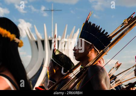 6 juin 2023, Brasilia, Brésil : les manifestants autochtones défilent pendant la manifestation. Entre 5th et 7th juin, des manifestants autochtones ont organisé une mobilisation nationale contre PL490/PL2903, connue sous le nom de Marco Temporal. Discuté depuis 2007, traitant des territoires autochtones et de leurs droits fonciers. Ce projet défend qu'avant 1988, quand la nouvelle constitution brésilienne a été faite, tout le territoire occupé par les peuples autochtones ne serait considéré que s'il était déjà approuvé et établi par la loi jusqu'à 5 octobre 1988. L'idée de PL490, est de considérer cela après la nouvelle date de la B Banque D'Images