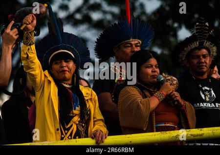 6 juin 2023, Brasilia, Brésil : Célia Xakriabà, première femme autochtone à être adjointe fédérale et Sínia Guajajara ministre autochtone du ministère des peuples autochtones, participent à la manifestation. Entre 5th et 7th juin, des manifestants autochtones ont organisé une mobilisation nationale contre PL490/PL2903, connue sous le nom de Marco Temporal. Discuté depuis 2007, traitant des territoires autochtones et de leurs droits fonciers. Ce projet défend qu'avant 1988, quand la nouvelle constitution brésilienne a été faite, tout le territoire occupé par les peuples autochtones ne serait considéré que s'il était déjà approuvé Banque D'Images