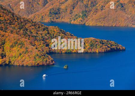 Lac Chuzenji dans les feuilles d'automne et bateau touristique Banque D'Images