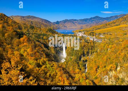 Chute d'eau Kegon no taki avec feuilles d'automne et lac Chuzenji Banque D'Images