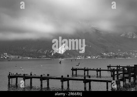 Le lac d'Annecy, en haute-Savoie, est alimenté par des sources de montagne et connu pour son eau propre. Banque D'Images