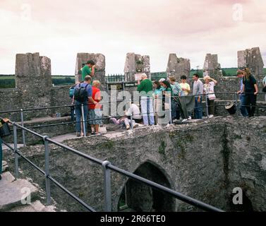 Irlande. Comté de Cork. Château de Blarney. Visiteurs à la cérémonie de baiser la pierre de Blarney. Banque D'Images