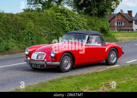 1958 Red MG British Classic voiture vintage, moteurs d'antan en route pour Capesthorne Hall Vintage Collectors exposition automobile, Cheshire, Royaume-Uni Banque D'Images