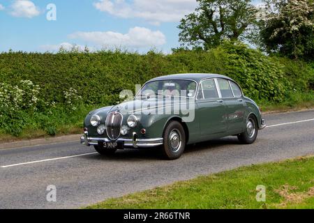 1962 60s Green Jaguar MK II Classic vintage car, moteurs d'antan en route vers Capesthorne Hall Vintage Collectors show, Cheshire, Royaume-Uni Banque D'Images