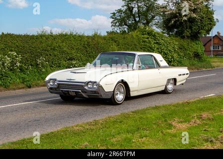 Cabriolet 2 portes Ford Thunderbird 1962 blanc. Voiture vintage classique, moteurs d'antan en route pour Capesthorne Hall Vintage Collectors salon de voiture, Royaume-Uni Banque D'Images