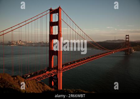 Coucher de soleil sur le pont du Golden Gate vu de loin, avec San Francisco en arrière-plan. Californie. États-Unis d'Amérique Banque D'Images