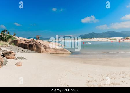 Plage de Joaquina avec sable et océan par une journée ensoleillée. Plage de vacances au Brésil, Florianopolis Banque D'Images