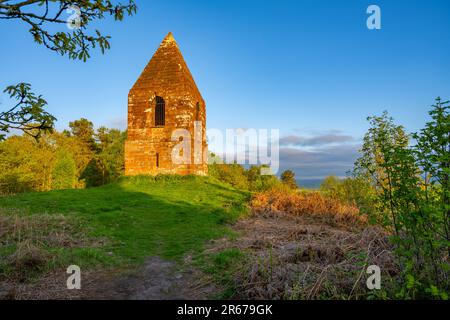 Le Beacon au-dessus de Penrith Cumbria au coucher du soleil à la fin d'une soirée printanière Banque D'Images