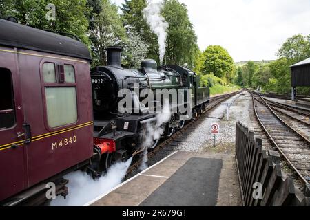 78022 BR Standard classe 2MT locomotive à vapeur un chef de vapeur avant le départ de la gare d'Oxenhope, West Yorkshire Banque D'Images