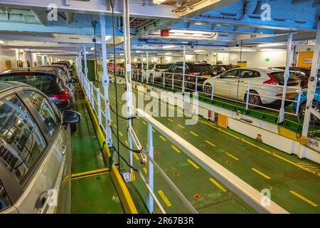 À l'intérieur du pont de voiture du Loch Seaforth Calmac car ferry Banque D'Images