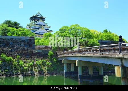 Tour du château d'Osaka et pont de Gokurakubashi dans un vert frais Banque D'Images