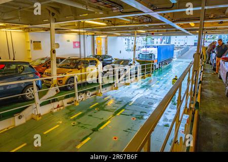 À l'intérieur du pont de voiture du Loch Seaforth Calmac car ferry Banque D'Images