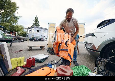 Ratisbonne, Allemagne. 07th juin 2023. Michael Buschheuer met à votre service une fourgonnette avec des fournitures d'aide pour l'Ukraine. Il organise l'aide avec son organisation de secours 'Space Eye'. Entre autres choses, le transport apporte des gilets de sauvetage, des bottes en caoutchouc, des couvertures, des costumes de survie et des sacs de couchage dans le pays déchiré par la guerre. Credit: Tobias C. Köhler/dpa/Alay Live News Banque D'Images