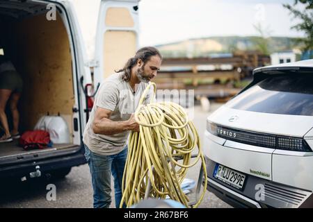 Ratisbonne, Allemagne. 07th juin 2023. Michael Buschheuer met à votre service une fourgonnette avec des fournitures d'aide pour l'Ukraine. Il organise l'aide avec son organisation de secours 'Space Eye'. Entre autres choses, le transport apporte des gilets de sauvetage, des bottes en caoutchouc, des couvertures, des costumes de survie et des sacs de couchage dans le pays déchiré par la guerre. Credit: Tobias C. Köhler/dpa/Alay Live News Banque D'Images