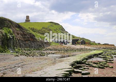 Cascade et tour Clavell, baie de Kimmeridge, domaine de Smedmore, Wareham, île de Purbeck, Dorset, Angleterre, Grande-Bretagne, Royaume-Uni, Europe Banque D'Images