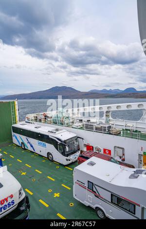 La côte ouest de l'Écosse près d'Ullapool depuis le pont de voiture du ferry de Lewis Banque D'Images