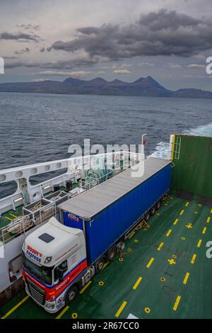 La côte ouest de l'Écosse près d'Ullapool depuis le pont de voiture du ferry de Lewis Banque D'Images