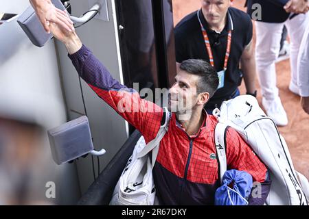 Paris, France - 07/06/2023, Novak Djokovic signe des autographes pour les fans lors de l'Open de France, tournoi de tennis Grand Chelem sur 6 juin 2023 au stade Roland Garros à Paris, France. Photo Victor Joly / DPPI - photo: Victor Joly/DPPI/LiveMedia Banque D'Images