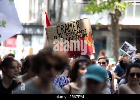 Paris, France: 6 juin 2023, Un manifestant tient un écriteau qui se lit comme suit: "Faire remonter le patriarcat et le capitalisme" lors de la manifestation contre la nouvelle loi de réforme des retraites. Les syndicats français ont organisé les 14th jours de manifestations contre la nouvelle loi de réforme des retraites de Macron qui fait passer l'âge de la retraite de 62 à 64 ans. Des milliers de manifestants ont envahi les rues de toute la France pour protester contre cette loi polémique. A Paris, il y a eu quelques affrontements entre la police et les manifestants aussi quelques arrestations, malgré une journée beaucoup plus pacifique de manifestations par rapport aux précédentes. (Crédit IM Banque D'Images