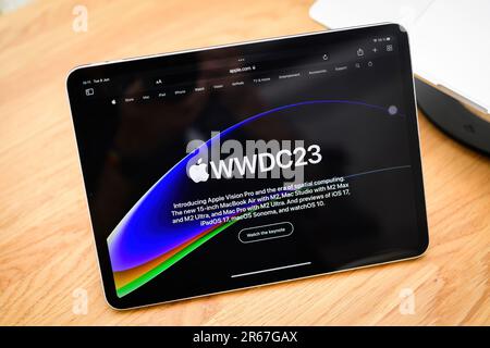 Paris, France - 6 juin 2023: Table de salle créative avec page web WWDC23 où le casque Apple Vision Pro à réalité mixte XR a été annoncé prix 3 499 USD - avenir de l'informatique Banque D'Images