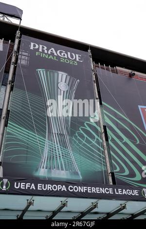 Prague, République tchèque. 07th juin 2023. Une bannière avec le trophée de la ligue de conférence devant le stade Eden Arena à Prague (République tchèque), 7 juin 2023. Credit: Insidefoto di andrea staccioli/Alamy Live News Banque D'Images