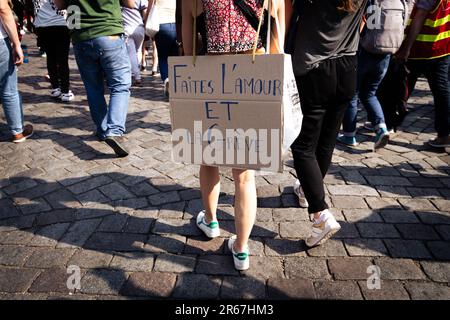 Paris, France: 6 juin 2023, Un manifestant porte un écriteau « Make love and Strike » lors de la manifestation contre la nouvelle loi sur la réforme des retraites. Les syndicats français ont organisé les 14th jours de manifestations contre la nouvelle loi de réforme des retraites de Macron qui fait passer l'âge de la retraite de 62 à 64 ans. Des milliers de manifestants ont envahi les rues de toute la France pour protester contre cette loi polémique. A Paris, il y a eu quelques affrontements entre la police et les manifestants aussi quelques arrestations, malgré une journée beaucoup plus pacifique de manifestations par rapport aux précédentes. (Image de crédit : © Telmo Pinto/SOPA Images Banque D'Images