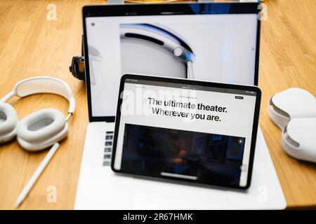 Paris, France - 6 juin 2023 : le théâtre ultime. Où que vous soyez. Table de salle créative avec page web d'Apple sur iPad Pro présentant le casque Apple Vision Pro à réalité mixte XR. Banque D'Images