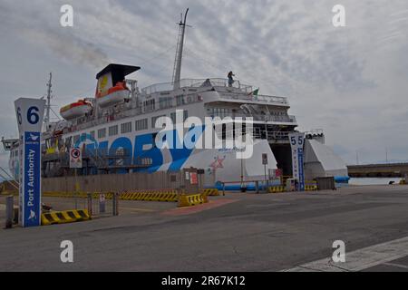 Moby Lines ferry MS Moby Kiss amarré à Piombino, Italie et chargement pour les itinéraires vers la Corse ou l'île d'Elbe. Le navire est peint avec les dessins animés de Looney Tunes avril 23 Banque D'Images