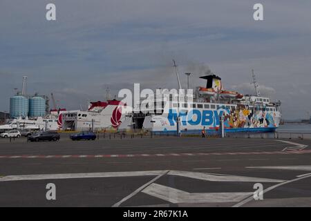 Moby Lines ferry MS Moby Kiss amarré à Piombino, Italie et chargement pour les itinéraires vers la Corse ou l'île d'Elbe. Le navire est peint avec les dessins animés de Looney Tunes avril 23 Banque D'Images