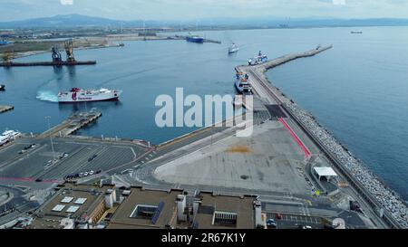 Les lignes Toremar font le quai Rio Marina Bella dans le port de Piombino, en Italie, pour les itinéraires vers la Corse ou l'île d'Elbe. Avril 2023 Banque D'Images