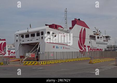Les lignes Toremar embarque le quai Rio Marina Bella dans le port de Piombino, en Italie, et le chargement pour les routes vers la Corse ou l'île d'Elbe. Avril 2023 Banque D'Images