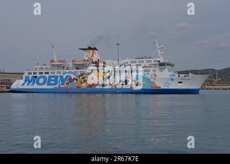 Moby Lines ferry MS Moby Kiss amarré à Piombino, Italie et chargement pour les itinéraires vers la Corse ou l'île d'Elbe. Le navire est peint avec les dessins animés de Looney Tunes avril 23 Banque D'Images