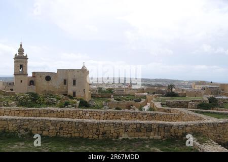 La Chapelle de Saint Joseph et le Palais de Cagliares, vu des ruines dans la partie nord de la Cittadella à Rabat Victoria Gozo. Banque D'Images