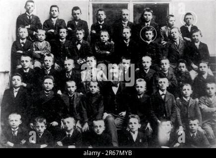 Adolf Hitler comme enfant. Photographie de classe au Realschule en 1901, le jeune Adolf Hitler dans la dernière rangée sur la droite. Dans l'avant-dernière rangée, troisième à partir de la droite, un étudiant qui est censé être Ludwig Wittgenstein. Banque D'Images