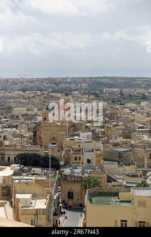 St. La basilique George ou la basilique et la collégiale église paroissiale de Saint George, également connue simplement sous le nom de San Ġorġ en maltais, est une église baroque historique située au milieu de Gozo, la deuxième plus grande île de l'archipel maltais, et est entouré d'un labyrinthe de vieilles ruelles et ruelles étroites. La basilique d'aujourd'hui a été construite entre 1672 et 1678. Banque D'Images