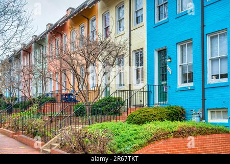 Maisons de ville colorées à Georgetown, Washington DC, États-Unis. Banque D'Images