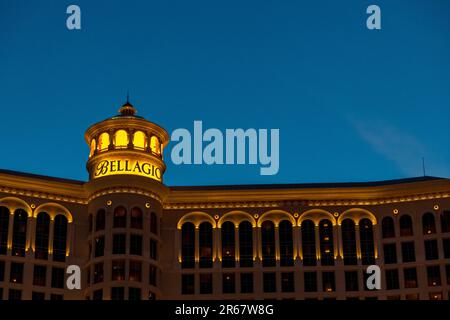 Las Vegas, NV, USA - avril 2017 : le Bellagio est un hôtel de luxe et un casino situé sur le célèbre Strip de Las Vegas. Hôtel Casino Bellagio Central Tower, gros plan la nuit. Nom panneau casino closeup. Banque D'Images