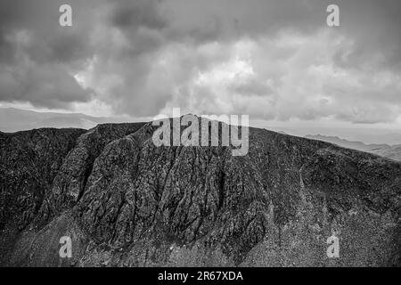 Vue sur les crags du Dow depuis le sommet de l'ancien homme coniston Banque D'Images