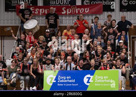 Leiden, pays-Bas. 07th juin 2023. LEIDEN, PAYS-BAS - JUIN 7: Supporters of Spirou Panier Charleroi pendant le match semi-fin de la Ligue BNXT deux entre Zorg en Zekerheid Leiden et Spirou Panier Charleroi à Sporthal Vijf Meijal sur 7 juin 2023 à Leiden, pays-Bas (photo de Kees Kuijt/Orange Pictures) crédit: Orange pics/Alay Live News Banque D'Images