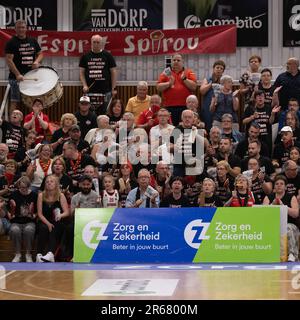 Leiden, pays-Bas. 07th juin 2023. LEIDEN, PAYS-BAS - JUIN 7: Supporters of Spirou Panier Charleroi pendant le match semi-fin de la Ligue BNXT deux entre Zorg en Zekerheid Leiden et Spirou Panier Charleroi à Sporthal Vijf Meijal sur 7 juin 2023 à Leiden, pays-Bas (photo de Kees Kuijt/Orange Pictures) crédit: Orange pics/Alay Live News Banque D'Images