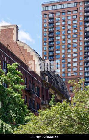 342 East 54th Street, construit comme une salle de bains publique NYC quand beaucoup de sous-sols manquait de salles de bains complètes. Le site est maintenant un centre récréatif du Service des parcs. Banque D'Images