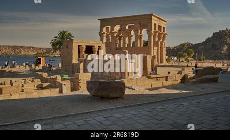 Complexe de temples de Philae, complexe de temples situé sur une île, dans le réservoir du barrage d'Assouan Low, en aval du barrage d'Assouan et du lac Nasser, en Égypte. Banque D'Images