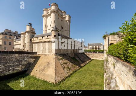 Etude architecturale haute résolution du Donjon dans le domaine du Château de Vincennes, Paris, France sous un soleil d'été Banque D'Images