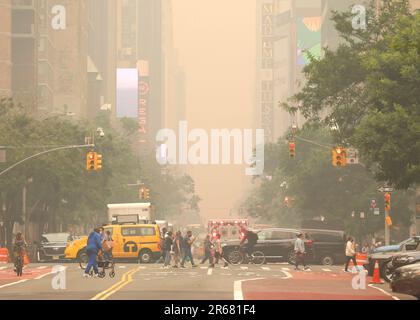 New York, États-Unis. 07th juin 2023. Les piétons traversent la rue 42nd, tandis qu'elle est enveloppée de fumée par les feux de forêt qui continuent au Canada mercredi, à 7 juin 2023, dans la ville de New York. Des millions de personnes dans l'est des États-Unis ont dû faire face à des conditions de qualité de l'air malsaines, la fumée des feux de forêt dans l'est du Canada s'échappant dans une grande partie du pays. Photo de John Angelillo/UPI crédit: UPI/Alay Live News Banque D'Images