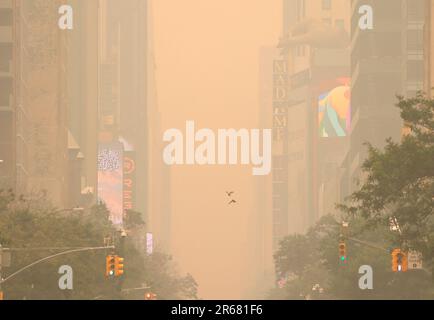 New York, États-Unis. 07th juin 2023. Les piétons traversent la rue 42nd, tandis qu'elle est enveloppée de fumée par les feux de forêt qui continuent au Canada mercredi, à 7 juin 2023, dans la ville de New York. Des millions de personnes dans l'est des États-Unis ont dû faire face à des conditions de qualité de l'air malsaines, la fumée des feux de forêt dans l'est du Canada s'échappant dans une grande partie du pays. Photo de John Angelillo/UPI crédit: UPI/Alay Live News Banque D'Images