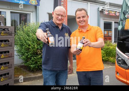 Im Bild: Bergquell Brauerei Löbau Geschäftsführer Steffen Dittmar und Ateams Geschaftssführer Andreas Thomas. Bautzen/Löbau, 7. Juni 2023 - Die Firmen Banque D'Images