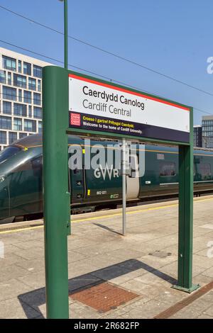 Cardiff, pays de Galles - juin 2023 : train à grande vitesse exploité par Great Western Railway à côté d'un panneau indiquant la gare centrale de Cardiff Banque D'Images