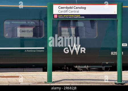 Cardiff, pays de Galles - juin 2023 : train à grande vitesse exploité par Great Western Railway à côté d'un panneau indiquant la gare centrale de Cardiff Banque D'Images