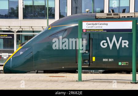 Cardiff, pays de Galles - juin 2023 : train à grande vitesse exploité par Great Western Railway à côté d'un panneau indiquant la gare centrale de Cardiff Banque D'Images
